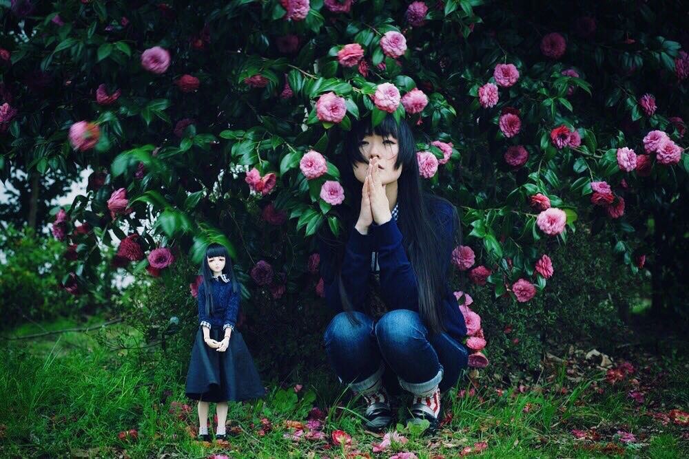 Cô gái Nhật Bản tạo dáng đôi với búp bê trong bộ ảnh vừa đẹp vừa kỳ quặc đến rùng mình